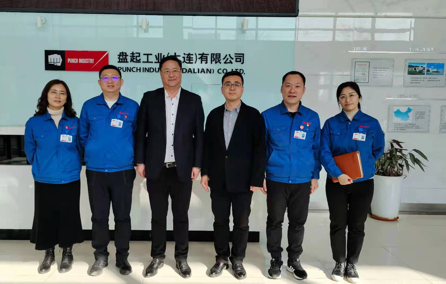 1617344525560466.jpg 科技局领导合影.jpg